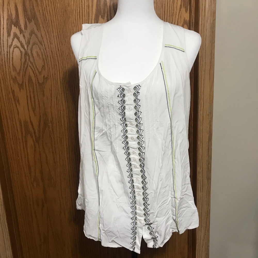 Cute sleeveless top with a pretty design on it more fancy